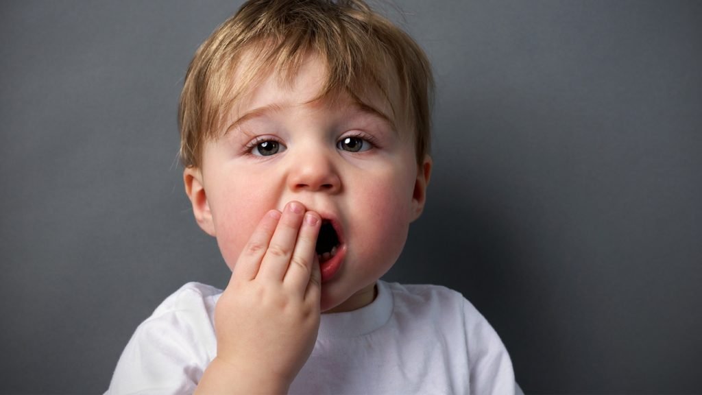 Увеличение подчелюстных лимфоузлов у детей из-за абсцесса зуба