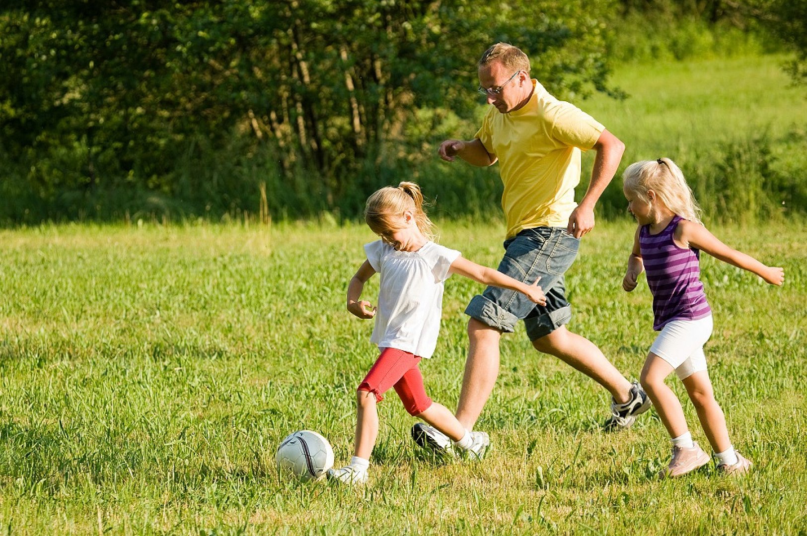 Активные игры. Дети на свежем воздухе. Активный образ жизни. Спортивные и подвижные игры. Спортивная семья на природе.