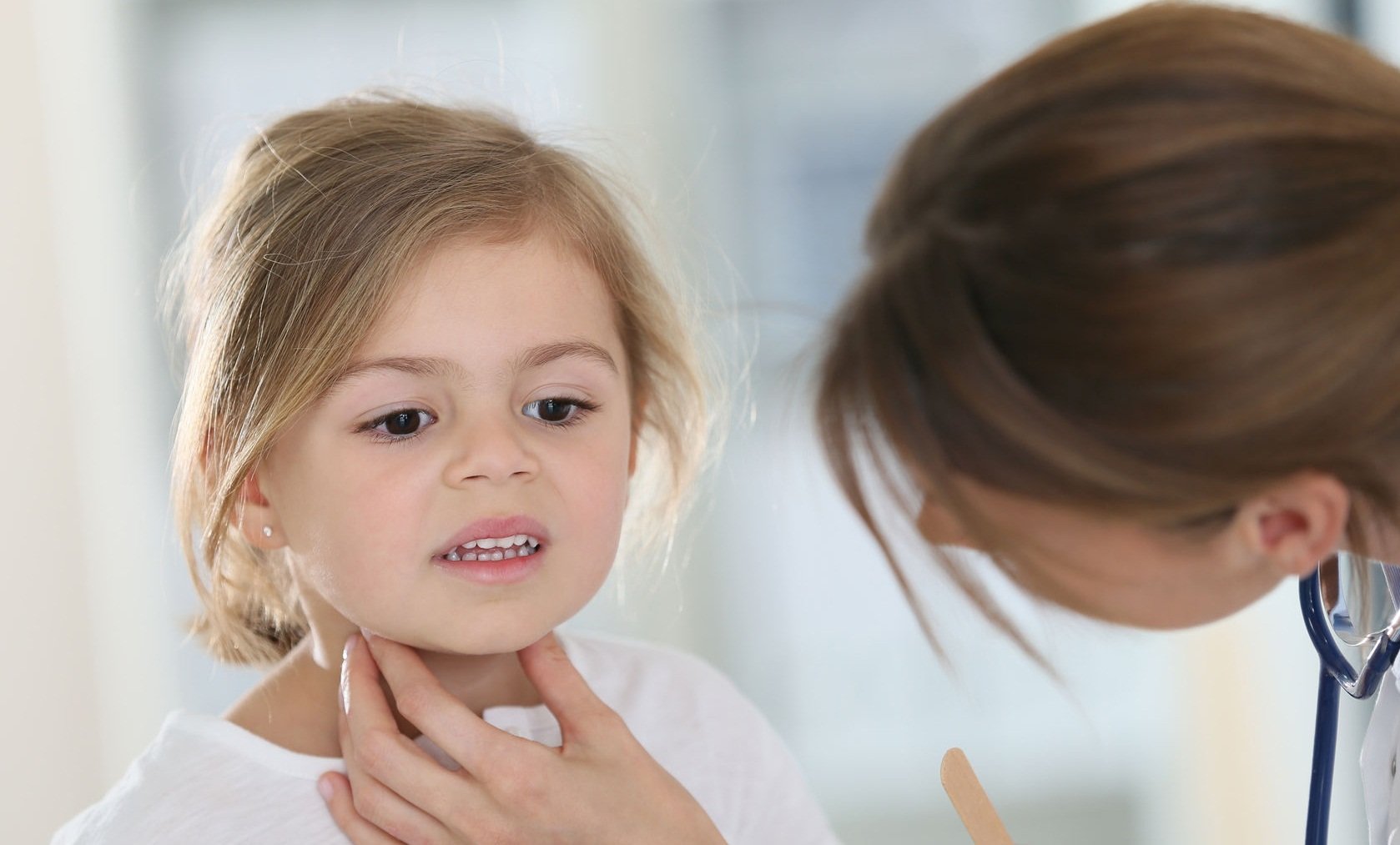 Опухли гланды: что делать и как лечить отек миндалин у ребенка без ...